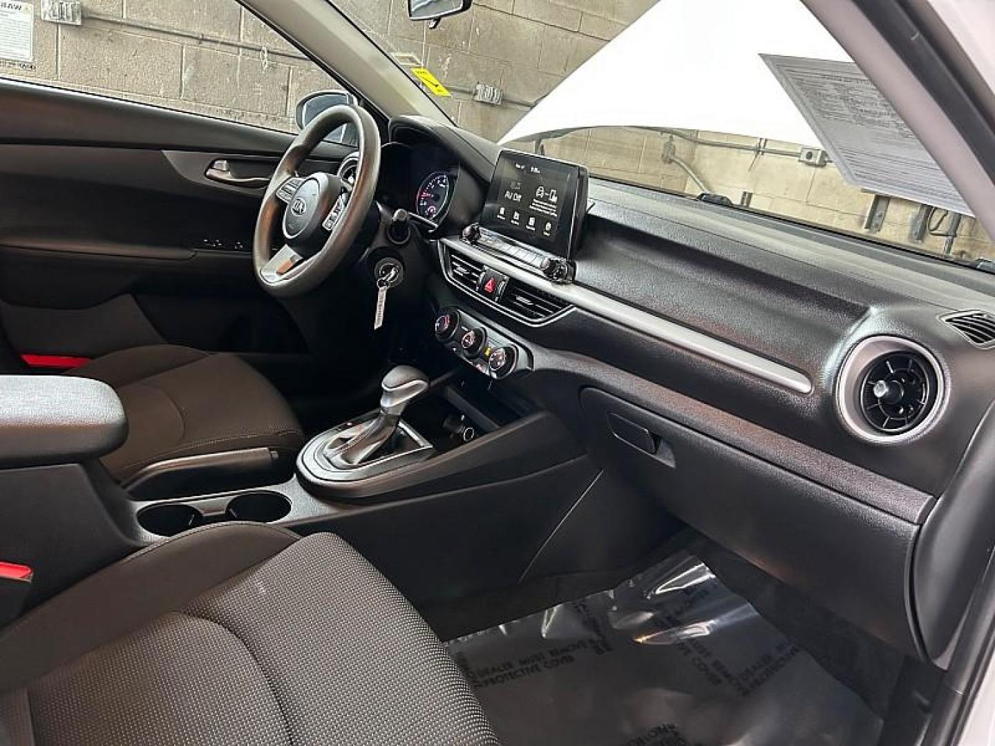 2021 WHITE Kia Forte (3KPF24AD1ME) with an 4-Cyl 2.0 Liter engine, Automatic IVT transmission, located at 412 Auto Vista Drive, Palmdale, 93551, (661) 945-0620, 34.592636, -118.136681 - Photo#16