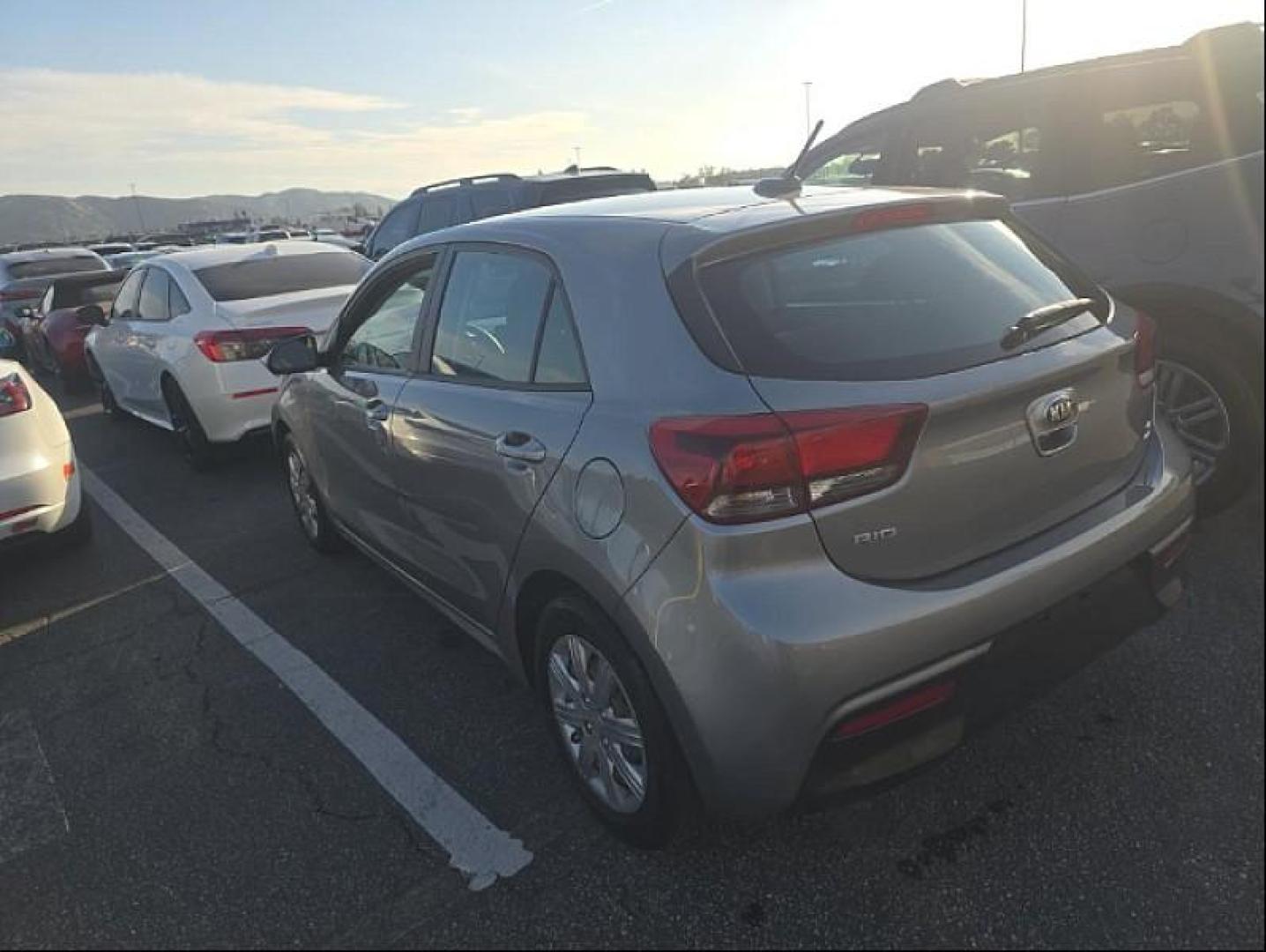 2021 GRAY Kia Rio 5-Door (3KPA25AD1ME) with an 4-Cyl 1.6 Liter engine, Automatic IVT transmission, located at 412 Auto Vista Drive, Palmdale, 93551, (661) 945-0620, 34.592636, -118.136681- Photo#3