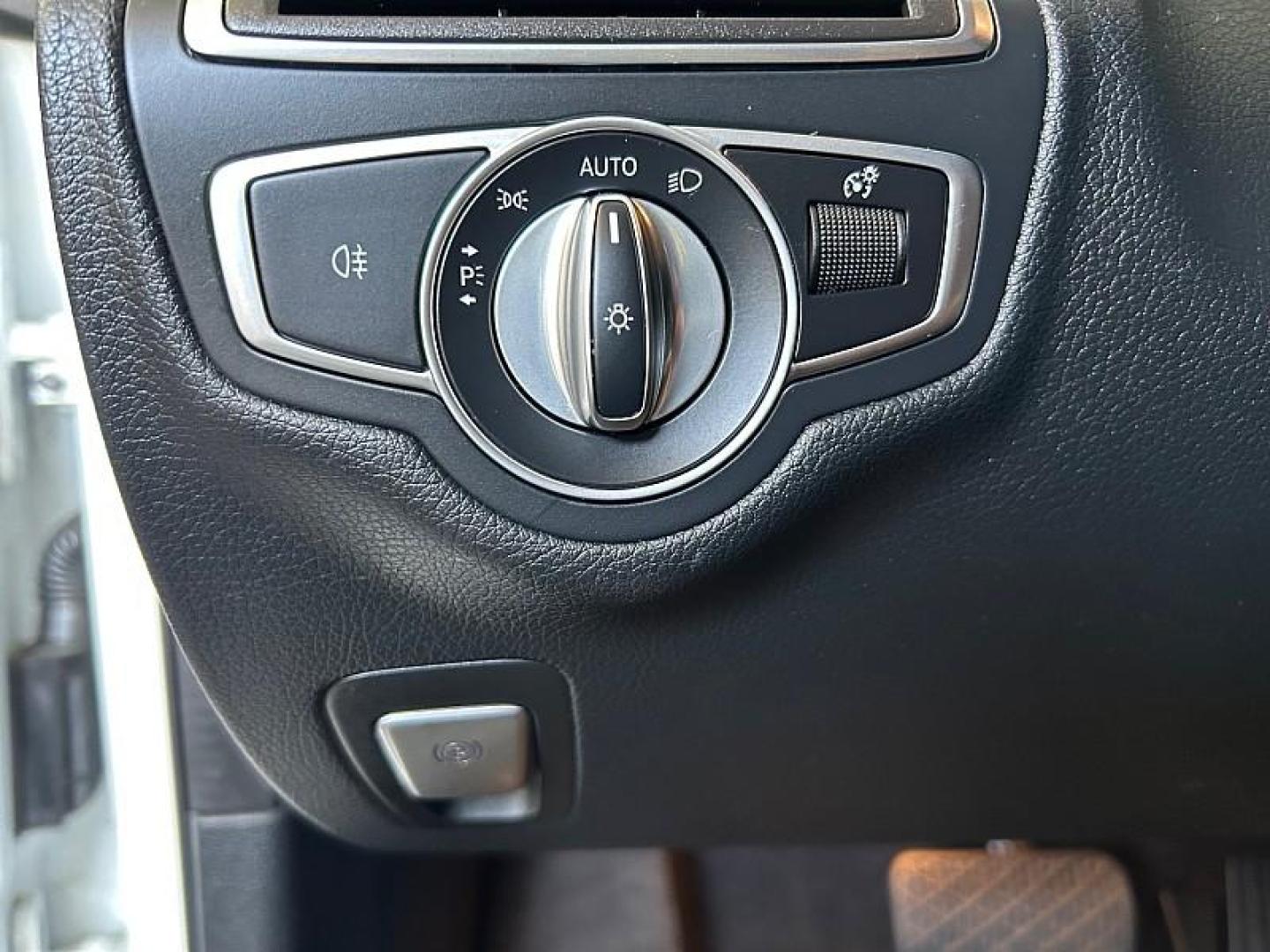 2021 WHITE Mercedes-Benz C-Class (W1KWF8DB2MR) with an 4-Cyl Turbo 2.0 Liter engine, Automatic 9-Spd 9G-Tronic transmission, located at 412 Auto Vista Drive, Palmdale, 93551, (661) 945-0620, 34.592636, -118.136681 - Photo#26