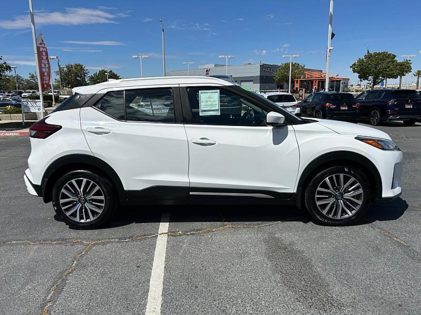 2021 WHITE Nissan Kicks (3N1CP5CV5ML) with an 4-Cyl 1.6 Liter engine, Automatic CVT w/Xtronic transmission, located at 412 Auto Vista Drive, Palmdale, 93551, (661) 945-0620, 34.592636, -118.136681- Photo#3