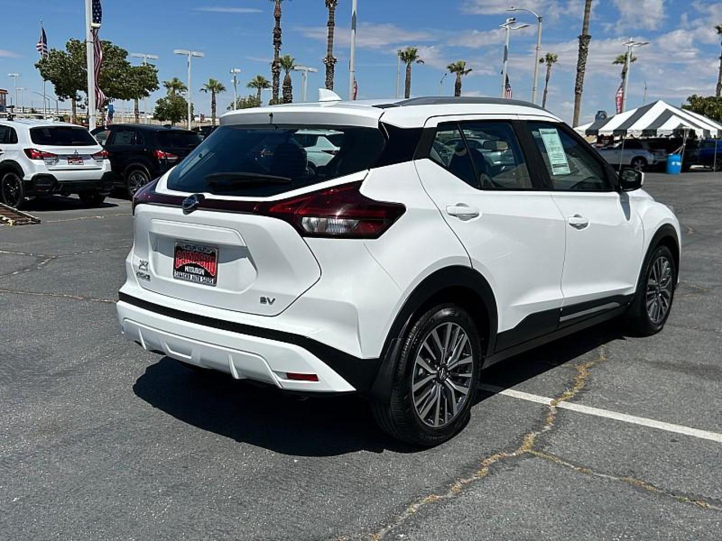 2021 WHITE Nissan Kicks (3N1CP5CV5ML) with an 4-Cyl 1.6 Liter engine, Automatic CVT w/Xtronic transmission, located at 412 Auto Vista Drive, Palmdale, 93551, (661) 945-0620, 34.592636, -118.136681- Photo#4