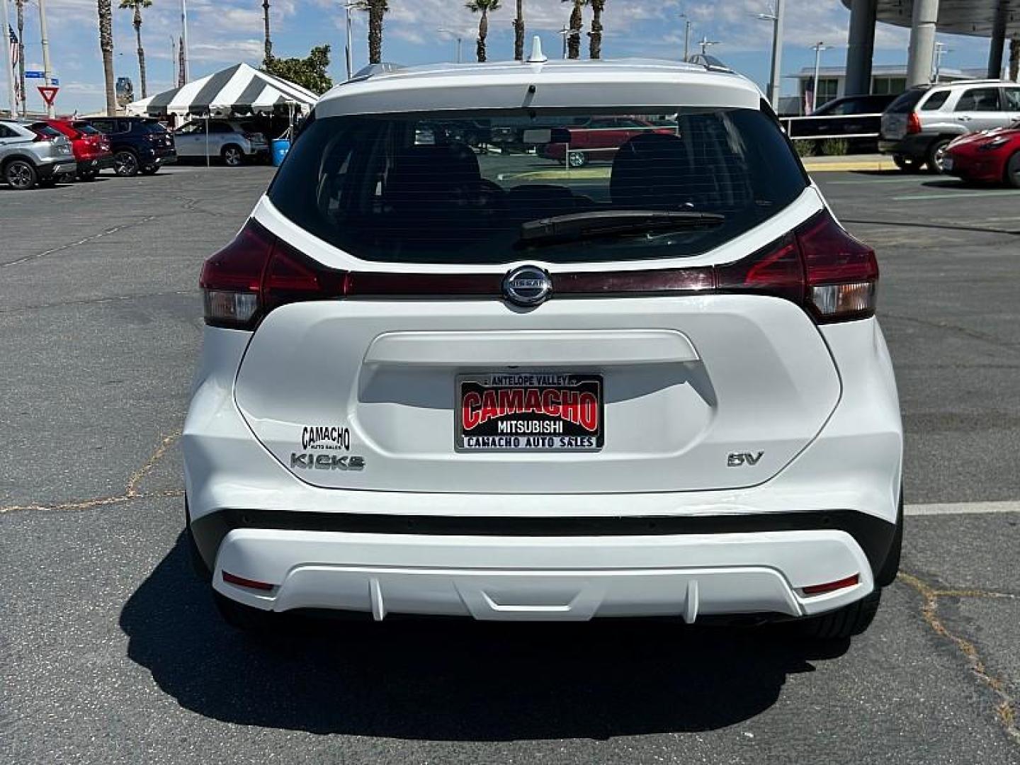 2021 WHITE Nissan Kicks (3N1CP5CV5ML) with an 4-Cyl 1.6 Liter engine, Automatic CVT w/Xtronic transmission, located at 412 Auto Vista Drive, Palmdale, 93551, (661) 945-0620, 34.592636, -118.136681- Photo#5