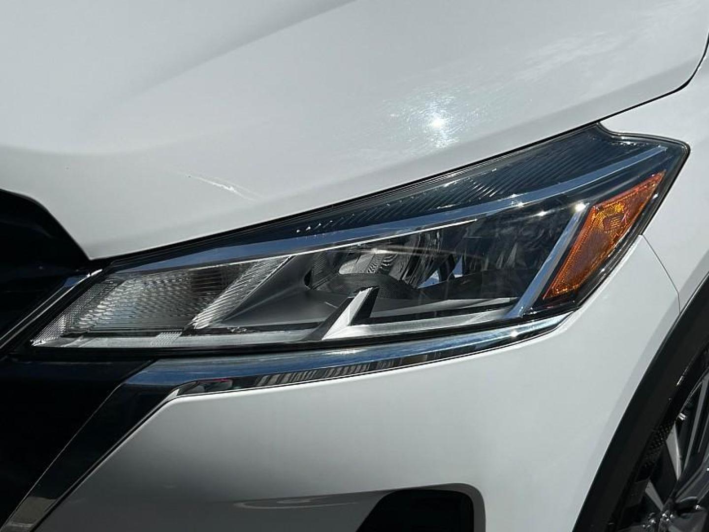 2021 WHITE Nissan Kicks (3N1CP5CV5ML) with an 4-Cyl 1.6 Liter engine, Automatic CVT w/Xtronic transmission, located at 412 Auto Vista Drive, Palmdale, 93551, (661) 945-0620, 34.592636, -118.136681- Photo#9