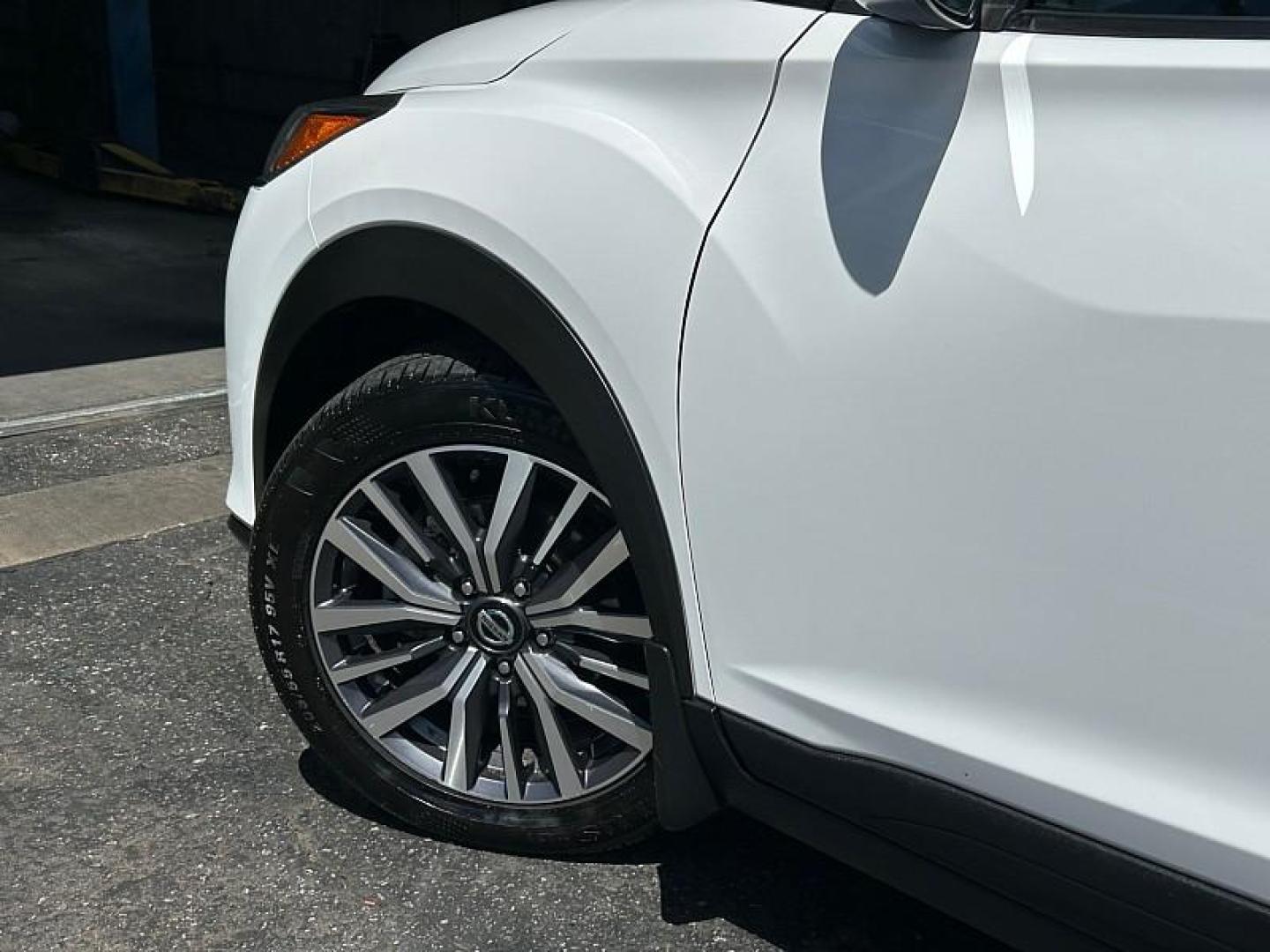 2021 WHITE Nissan Kicks (3N1CP5CV5ML) with an 4-Cyl 1.6 Liter engine, Automatic CVT w/Xtronic transmission, located at 412 Auto Vista Drive, Palmdale, 93551, (661) 945-0620, 34.592636, -118.136681- Photo#10