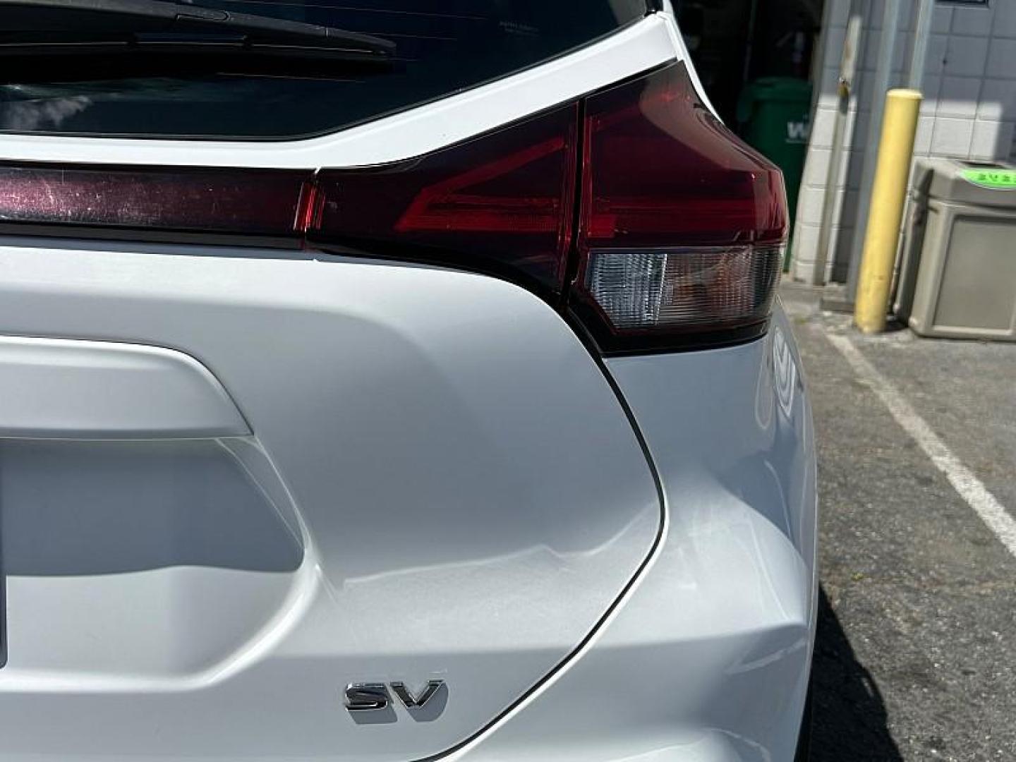 2021 WHITE Nissan Kicks (3N1CP5CV5ML) with an 4-Cyl 1.6 Liter engine, Automatic CVT w/Xtronic transmission, located at 412 Auto Vista Drive, Palmdale, 93551, (661) 945-0620, 34.592636, -118.136681- Photo#12