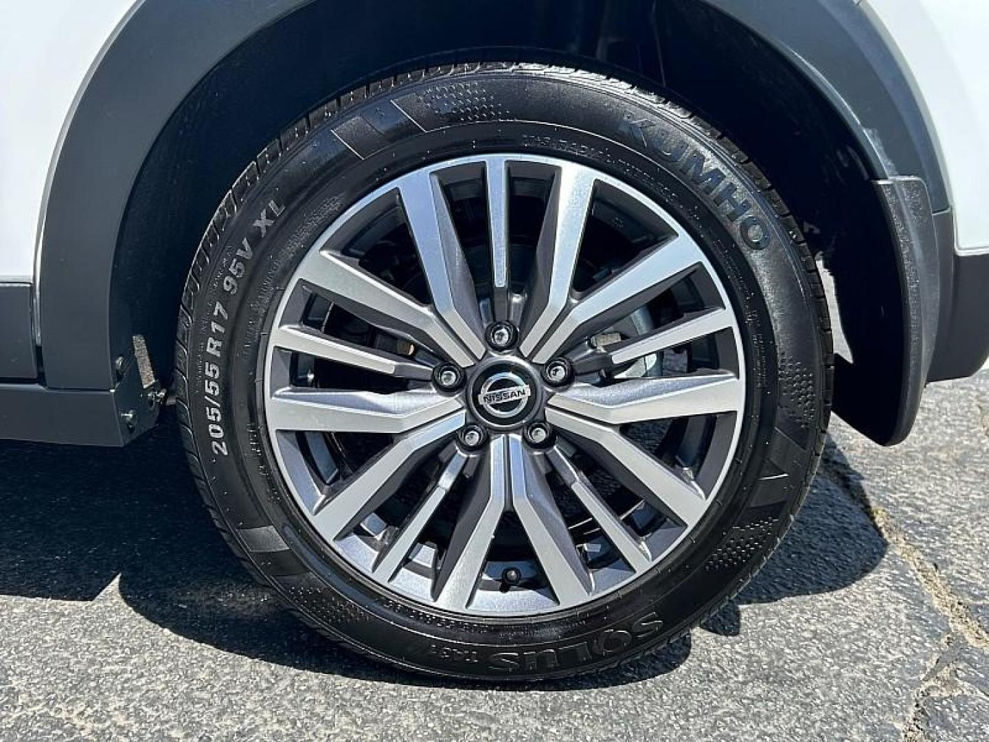 2021 WHITE Nissan Kicks (3N1CP5CV5ML) with an 4-Cyl 1.6 Liter engine, Automatic CVT w/Xtronic transmission, located at 412 Auto Vista Drive, Palmdale, 93551, (661) 945-0620, 34.592636, -118.136681- Photo#13