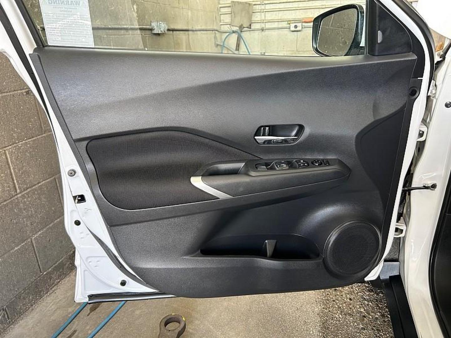 2021 WHITE Nissan Kicks (3N1CP5CV5ML) with an 4-Cyl 1.6 Liter engine, Automatic CVT w/Xtronic transmission, located at 412 Auto Vista Drive, Palmdale, 93551, (661) 945-0620, 34.592636, -118.136681- Photo#16