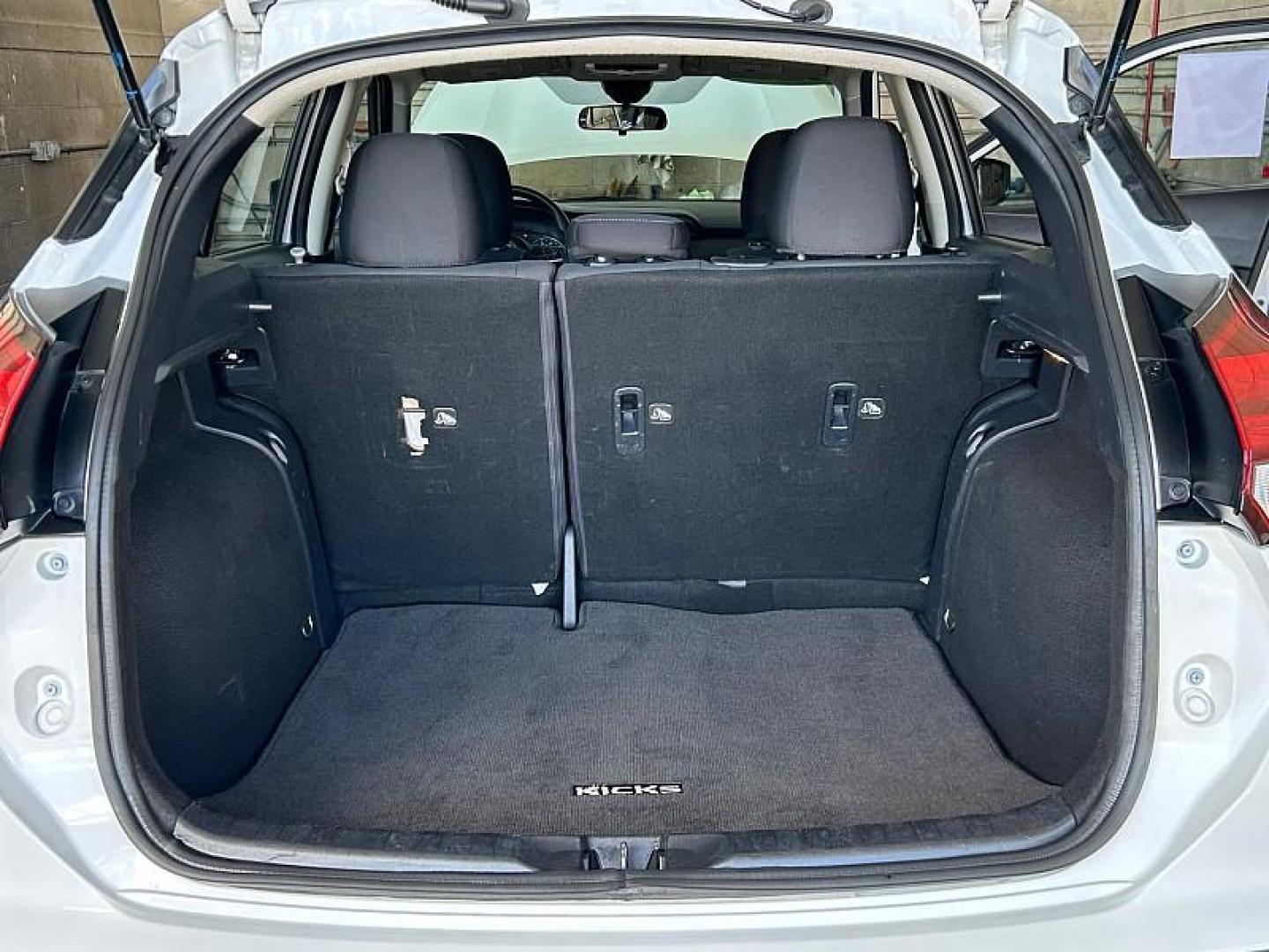2021 WHITE Nissan Kicks (3N1CP5CV5ML) with an 4-Cyl 1.6 Liter engine, Automatic CVT w/Xtronic transmission, located at 412 Auto Vista Drive, Palmdale, 93551, (661) 945-0620, 34.592636, -118.136681- Photo#27
