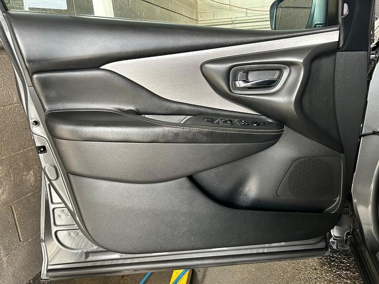 2021 GRAY Nissan Murano (5N1AZ2BJ9MC) with an V6 3.5 Liter engine, Automatic Xtronic CVT transmission, located at 412 Auto Vista Drive, Palmdale, 93551, (661) 945-0620, 34.592636, -118.136681 - Photo#16