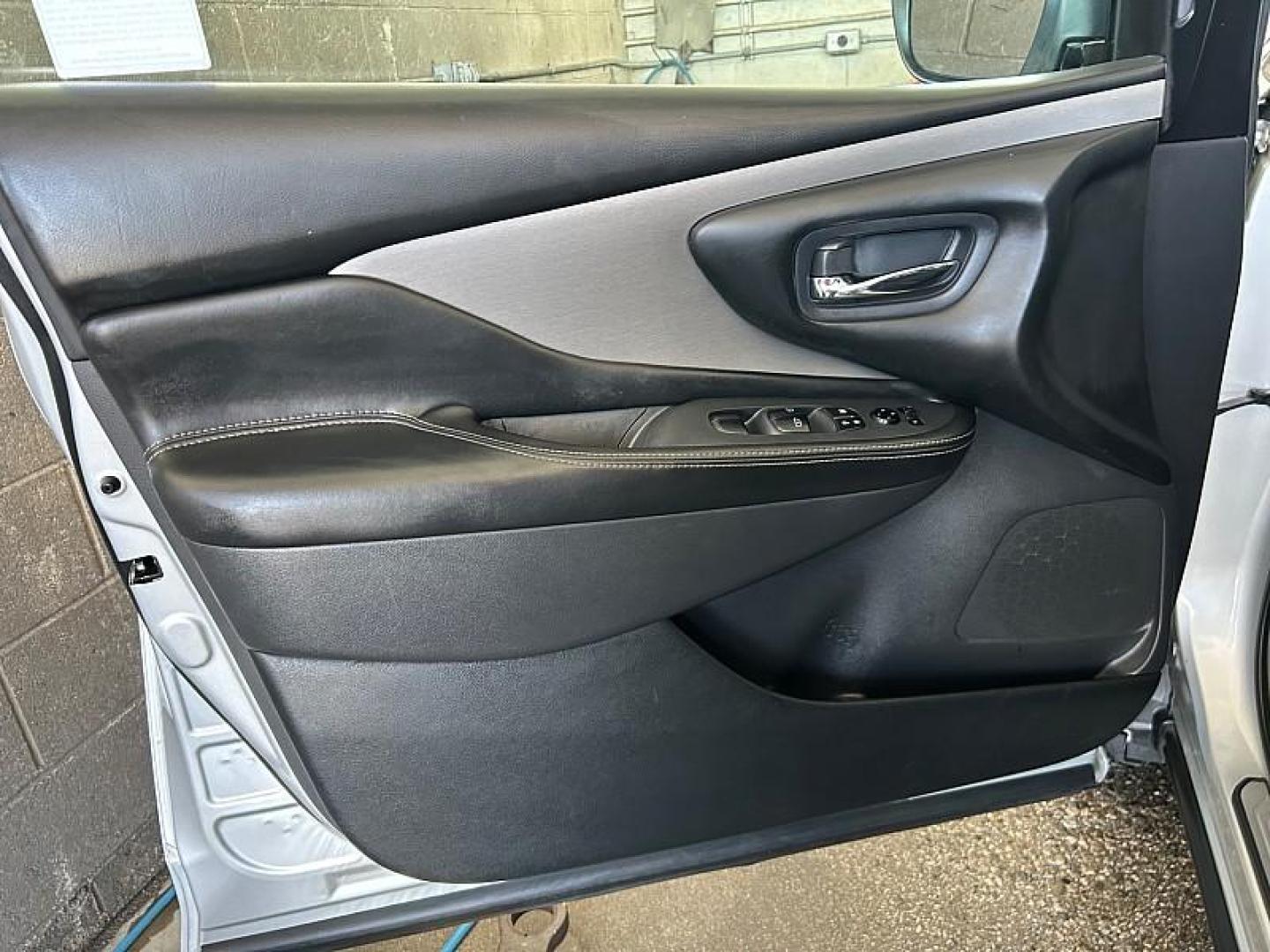 2021 SILVER Nissan Murano (5N1AZ2BJXMC) with an V6 3.5 Liter engine, Automatic Xtronic CVT transmission, located at 412 Auto Vista Drive, Palmdale, 93551, (661) 945-0620, 34.592636, -118.136681 - Photo#16