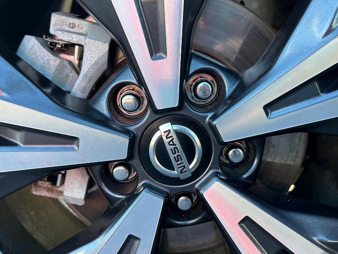 2021 SILVER Nissan Rogue (5N1AT3BBXMC) with an 4-Cyl 2.5 Liter engine, Automatic CVT w/Xtronic transmission, located at 412 Auto Vista Drive, Palmdale, 93551, (661) 945-0620, 34.592636, -118.136681 - Photo#7