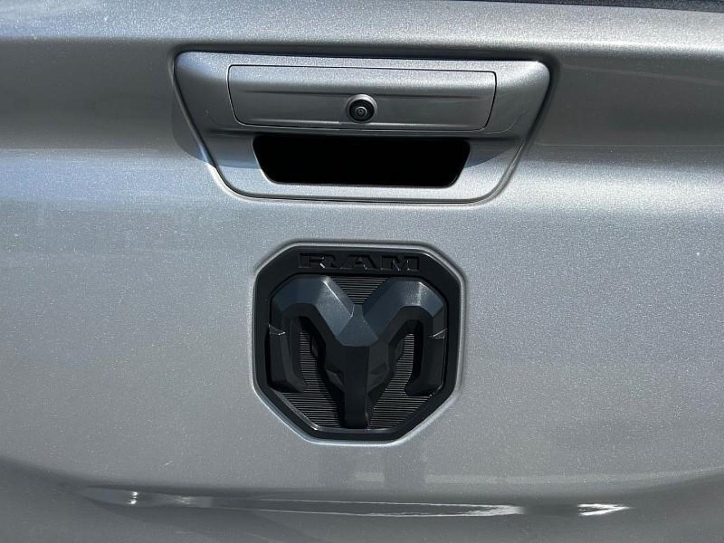 2021 SILVER Ram 1500 2WD (1C6RREFT7MN) with an 8-Cyl 5.7 Liter engine, Automatic 8-Spd transmission, located at 412 Auto Vista Drive, Palmdale, 93551, (661) 945-0620, 34.592636, -118.136681 - Photo#12