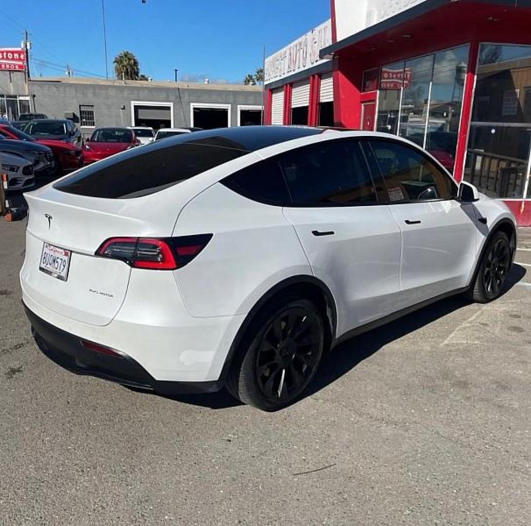 2021 WHITE Tesla Model Y (5YJYGDEE2MF) with an Dual AC Electric Motors engine, Single-Speed Fixed Gear transmission, located at 412 Auto Vista Drive, Palmdale, 93551, (661) 945-0620, 34.592636, -118.136681 - Photo#1