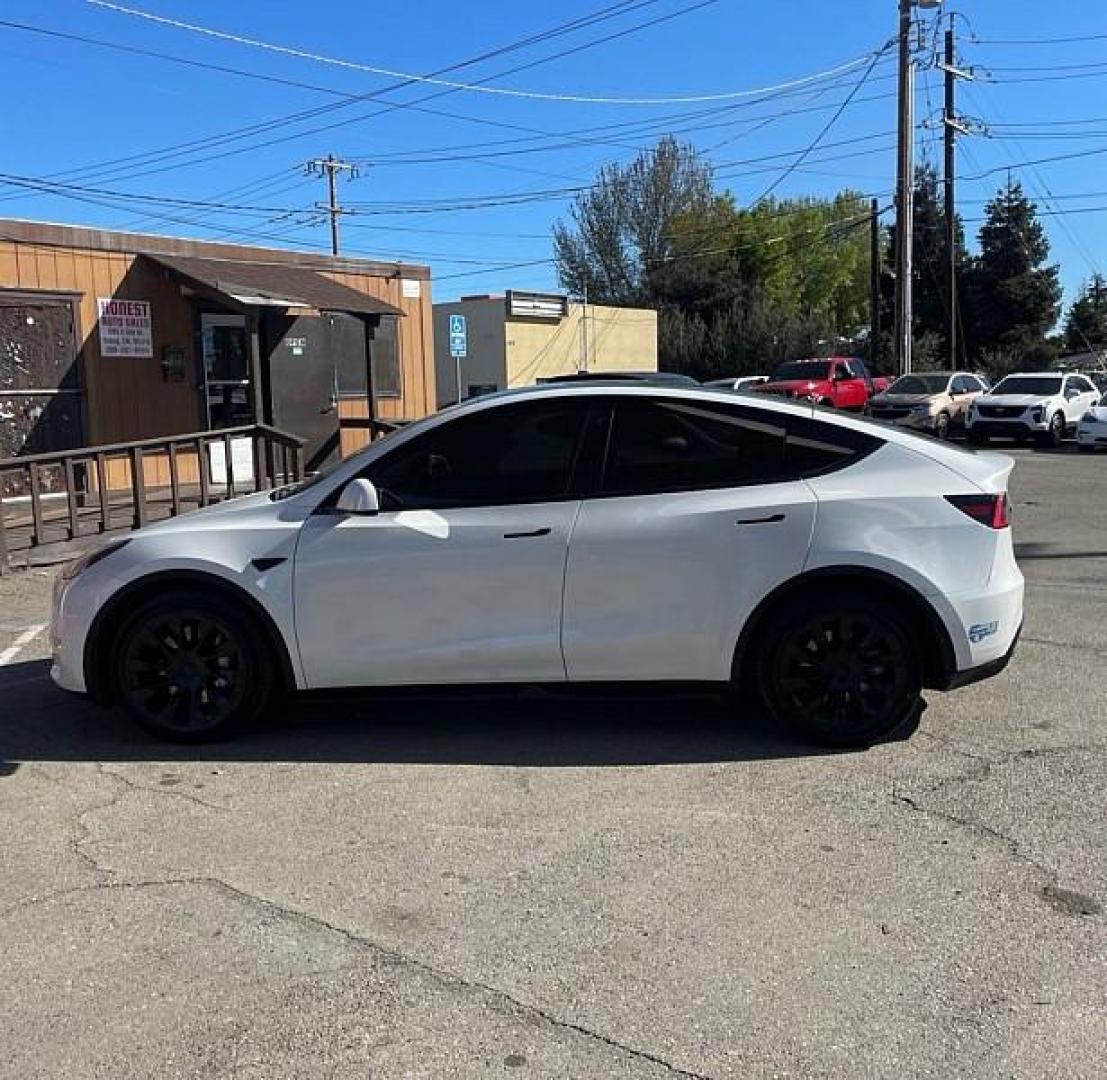 2021 WHITE Tesla Model Y (5YJYGDEE2MF) with an Dual AC Electric Motors engine, Single-Speed Fixed Gear transmission, located at 412 Auto Vista Drive, Palmdale, 93551, (661) 945-0620, 34.592636, -118.136681 - Photo#2