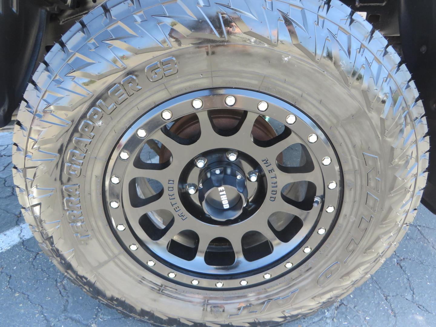 2021 Toyota Tacoma TRD Sport Double Cab Long Bed V6 6AT 4WD (3TYCZ5AN5MT) with an 3.5L V6 DOHC 24V engine, 6A transmission, located at 2630 Grass Valley Highway, Auburn, CA, 95603, (530) 508-5100, 38.937893, -121.095482 - KING REMOTE RESERVOIR COILOVERS and REAR SHOCKS, CAMBURG UPPER CONTROL ARMS, METHOD NV WHEELS, NITTO TERRA GRAPPLER TIRES, ROCK SLIDE ENGINEERING FRONT CUT OUT BUMPER - Photo#17