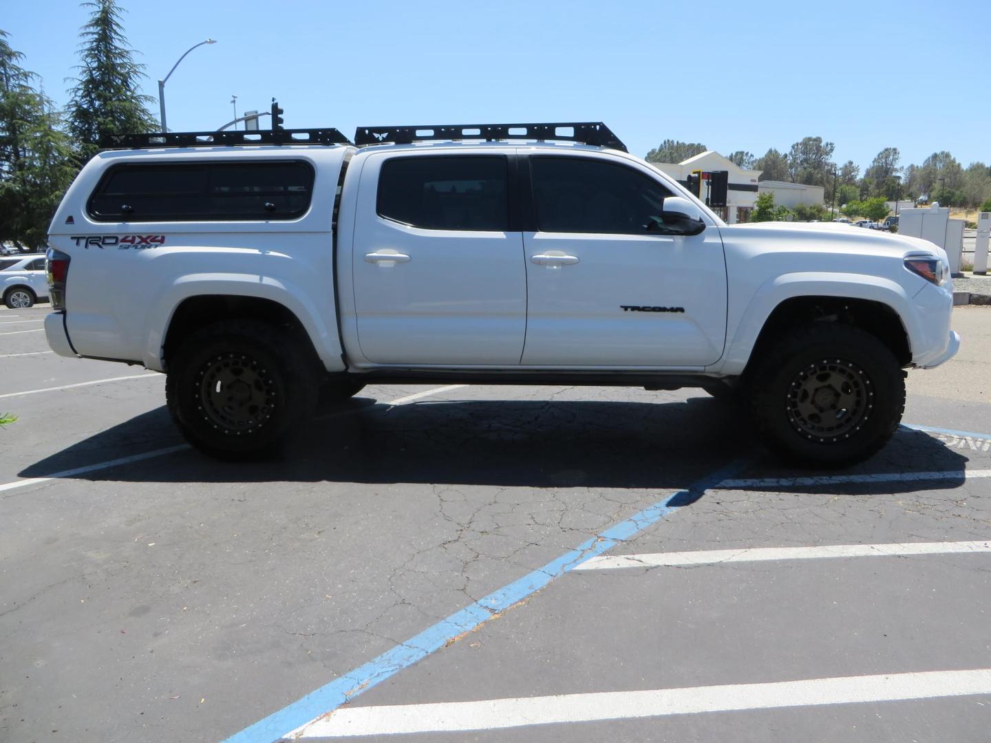 2021 White Toyota Tacoma SR5 Double Cab V6 6AT 4WD (3TMCZ5AN1MM) with an 3.5L V6 DOHC 24V engine, 6A transmission, located at 2630 Grass Valley Highway, Auburn, CA, 95603, (530) 508-5100, 38.937893, -121.095482 - Icon Vehicle Dynamics remote reservoir coilovers and shocks, Icon Upper control arms, 1552 wheels, Toyo AT3 tires, Rock Sliders, Victory 4x4 roof and camper shell rack, Leer Camper shell, Banks Idash. - Photo#5