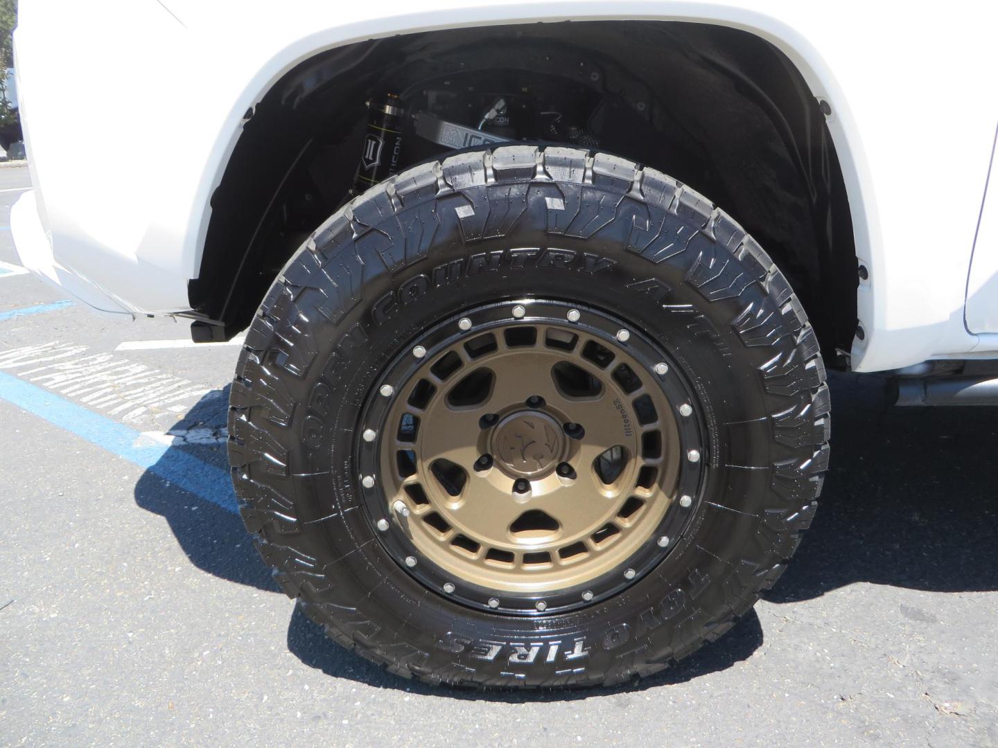 2021 White Toyota Tacoma SR5 Double Cab V6 6AT 4WD (3TMCZ5AN1MM) with an 3.5L V6 DOHC 24V engine, 6A transmission, located at 2630 Grass Valley Highway, Auburn, CA, 95603, (530) 508-5100, 38.937893, -121.095482 - Icon Vehicle Dynamics remote reservoir coilovers and shocks, Icon Upper control arms, 1552 wheels, Toyo AT3 tires, Rock Sliders, Victory 4x4 roof and camper shell rack, Leer Camper shell, Banks Idash. - Photo#16