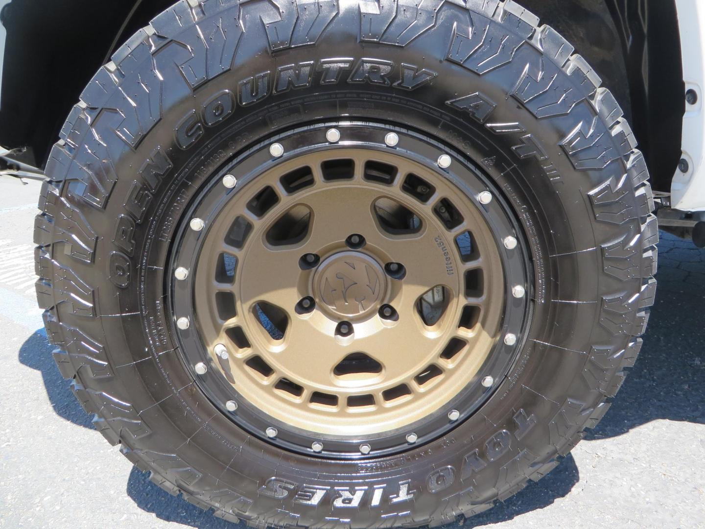 2021 White Toyota Tacoma SR5 Double Cab V6 6AT 4WD (3TMCZ5AN1MM) with an 3.5L V6 DOHC 24V engine, 6A transmission, located at 2630 Grass Valley Highway, Auburn, CA, 95603, (530) 508-5100, 38.937893, -121.095482 - Icon Vehicle Dynamics remote reservoir coilovers and shocks, Icon Upper control arms, 1552 wheels, Toyo AT3 tires, Rock Sliders, Victory 4x4 roof and camper shell rack, Leer Camper shell, Banks Idash. - Photo#17