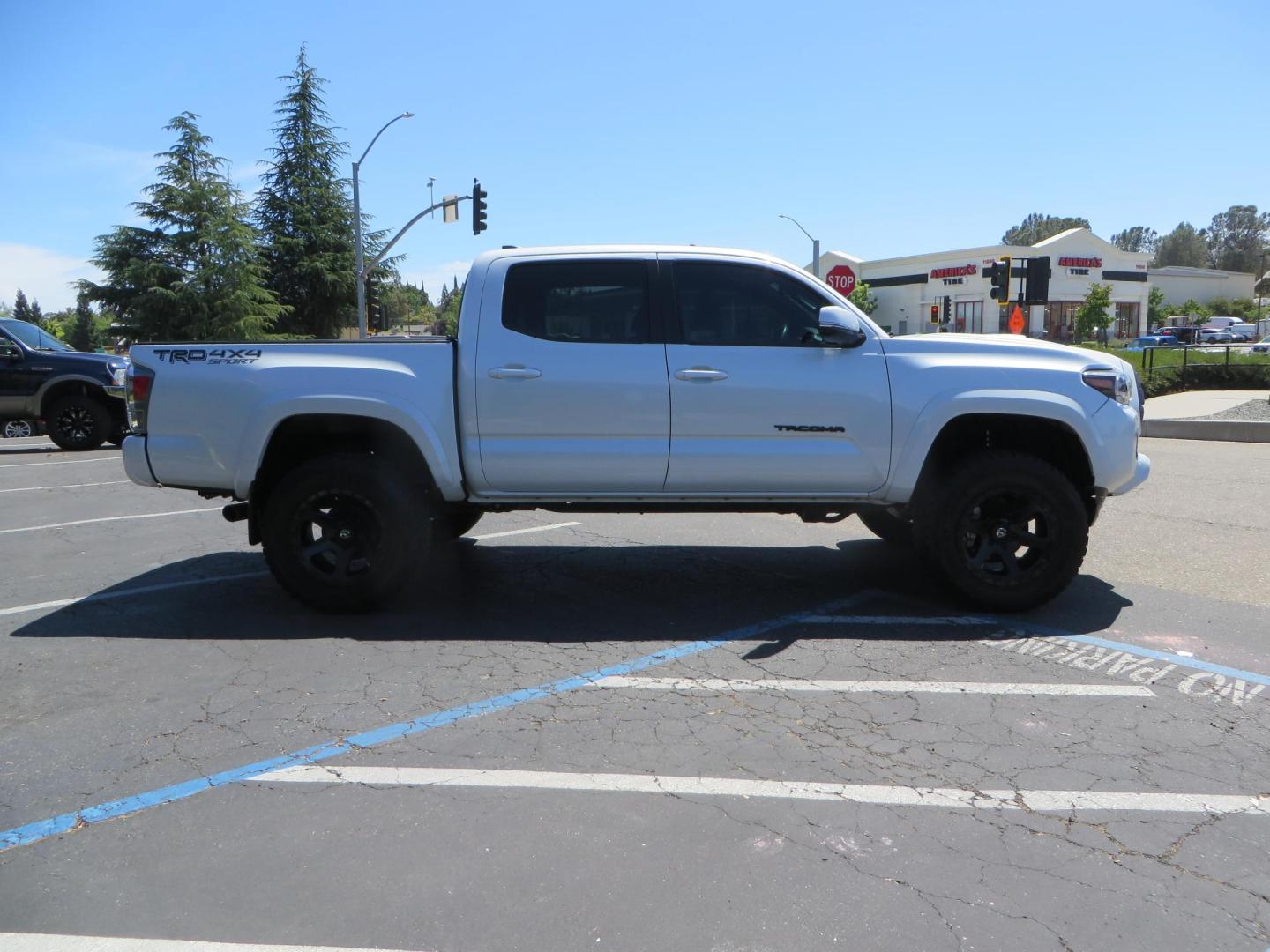 2021 White Toyota Tacoma SR5 Double Cab V6 6AT 4WD (3TYCZ5AN8MT) with an 3.5L V6 DOHC 24V engine, 6A transmission, located at 2630 Grass Valley Highway, Auburn, CA, 95603, (530) 508-5100, 38.937893, -121.095482 - Leveled Tacoma sitting on 18" Fuel wheels, Toyo RT tires, and window tint. - Photo#3