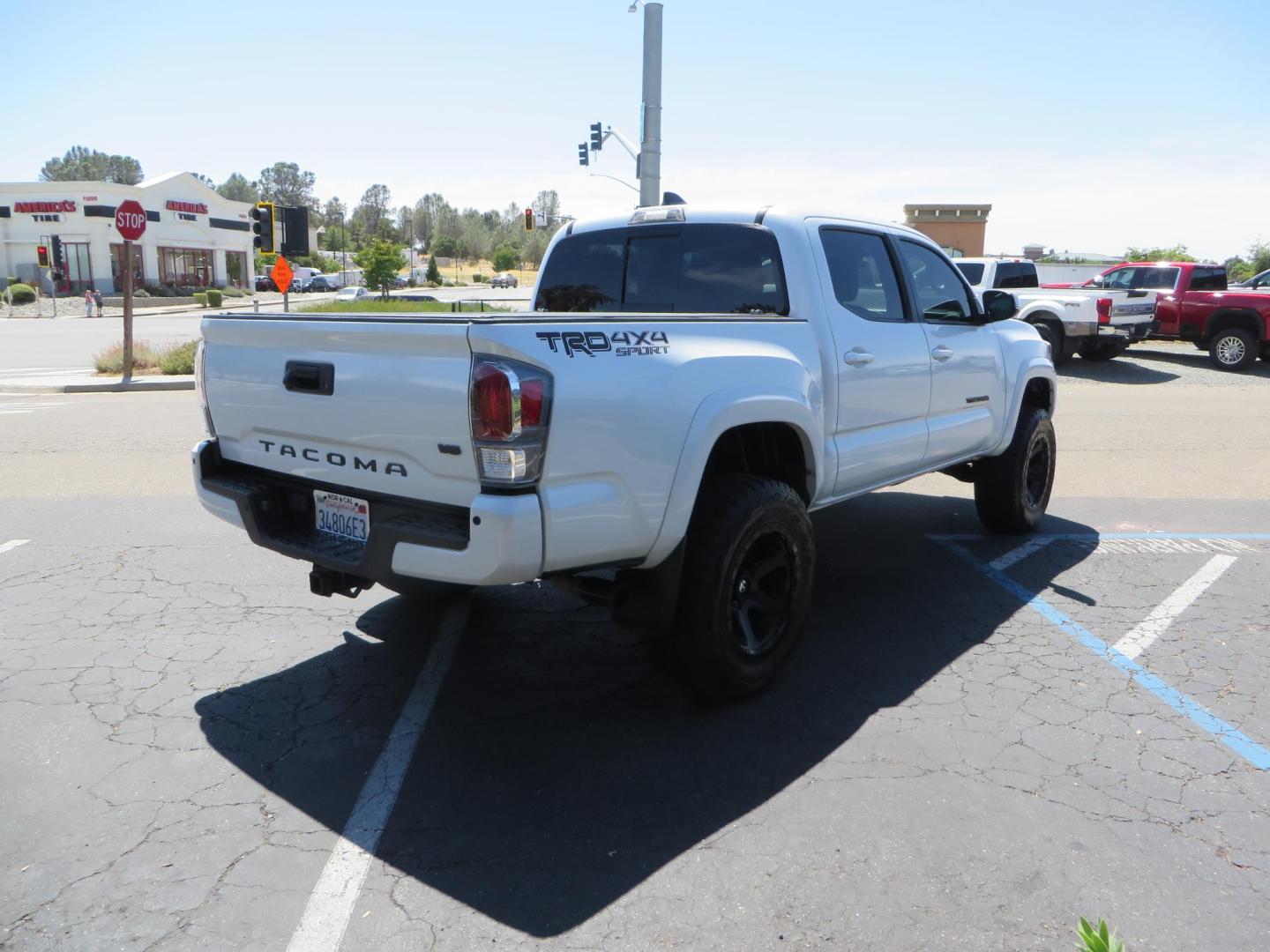 2021 White Toyota Tacoma SR5 Double Cab V6 6AT 4WD (3TYCZ5AN8MT) with an 3.5L V6 DOHC 24V engine, 6A transmission, located at 2630 Grass Valley Highway, Auburn, CA, 95603, (530) 508-5100, 38.937893, -121.095482 - Leveled Tacoma sitting on 18" Fuel wheels, Toyo RT tires, and window tint. - Photo#4