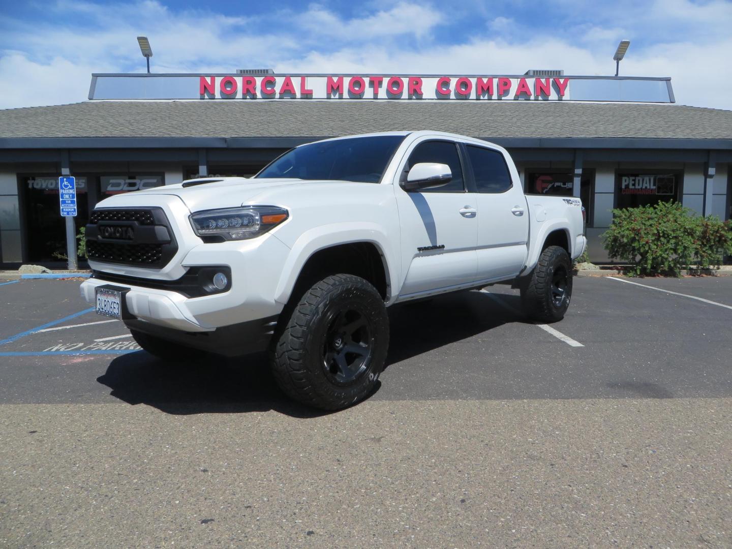 2021 White Toyota Tacoma SR5 Double Cab V6 6AT 4WD (3TYCZ5AN8MT) with an 3.5L V6 DOHC 24V engine, 6A transmission, located at 2630 Grass Valley Highway, Auburn, CA, 95603, (530) 508-5100, 38.937893, -121.095482 - Leveled Tacoma sitting on 18" Fuel wheels, Toyo RT tires, and window tint. - Photo#0