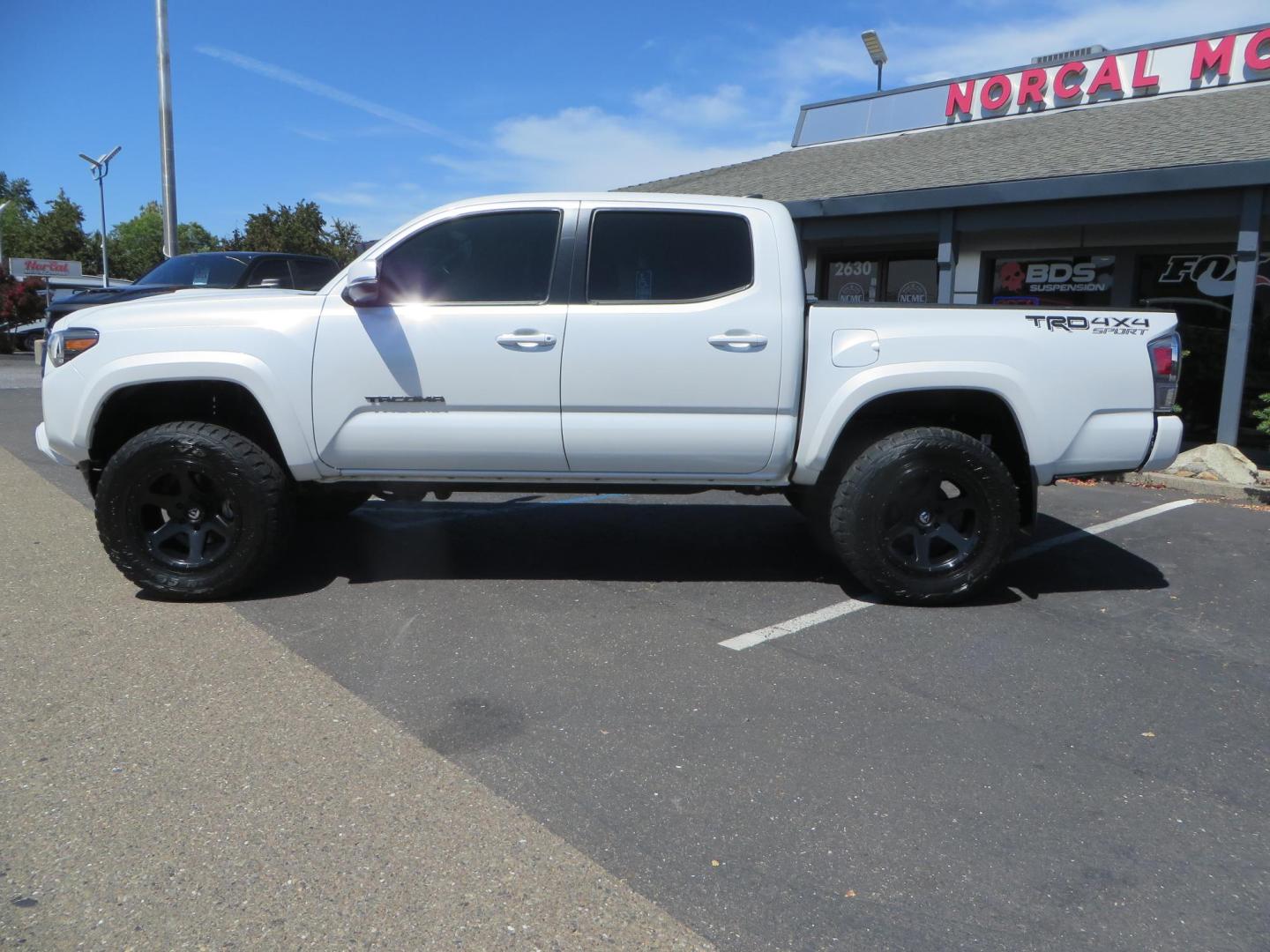 2021 White Toyota Tacoma SR5 Double Cab V6 6AT 4WD (3TYCZ5AN8MT) with an 3.5L V6 DOHC 24V engine, 6A transmission, located at 2630 Grass Valley Highway, Auburn, CA, 95603, (530) 508-5100, 38.937893, -121.095482 - Leveled Tacoma sitting on 18" Fuel wheels, Toyo RT tires, and window tint. - Photo#7