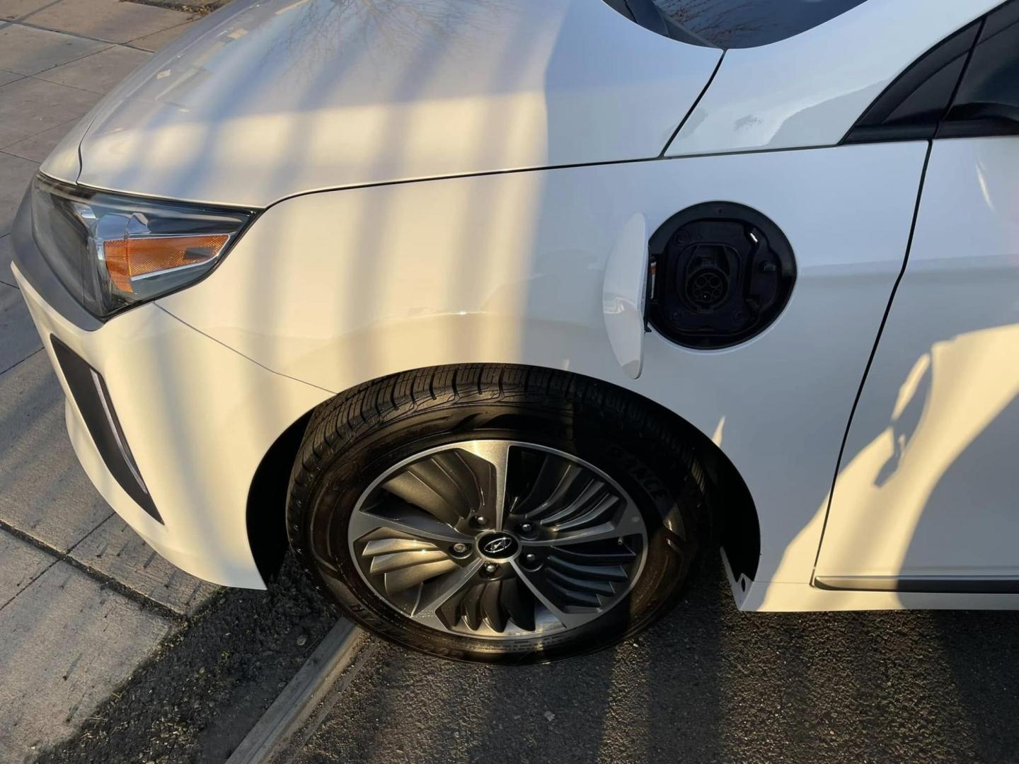 2022 Hyundai Ioniq Plug-In Hybrid SE (KMHC65LD6NU) with an 1.6L L4 DOHC 16V HYBRID engine, 6A transmission, located at 744 E Miner Ave, Stockton, CA, 95202, (209) 944-5770, 37.956863, -121.282082 - PLUS TAXES AND FEES - Photo#3