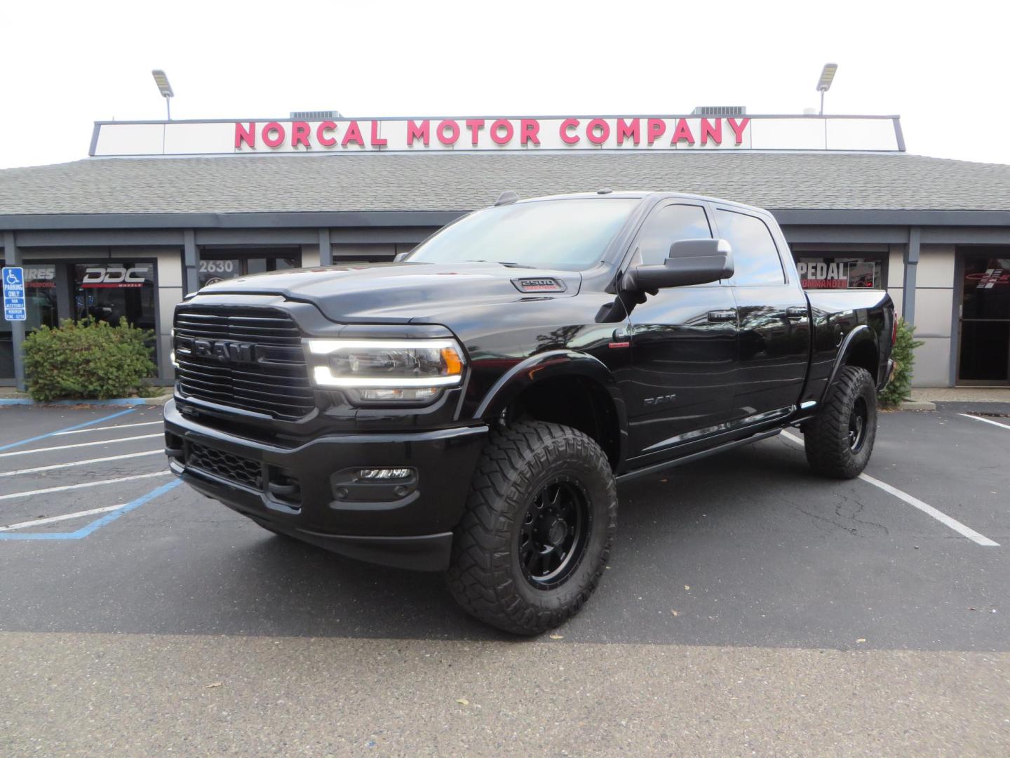 2022 BLACK /BLACK RAM 2500 Laramie Crew Cab SWB 4WD (3C6UR5FLXNG) with an 6.7L L6 OHV 24V TURBO DIESEL engine, 6A transmission, located at 2630 Grass Valley Highway, Auburn, CA, 95603, (530) 508-5100, 38.937893, -121.095482 - Features - Carli leveling kit, Fox shocks, Method Standard wheels, Maxxis tires, and window tint. - Photo#0