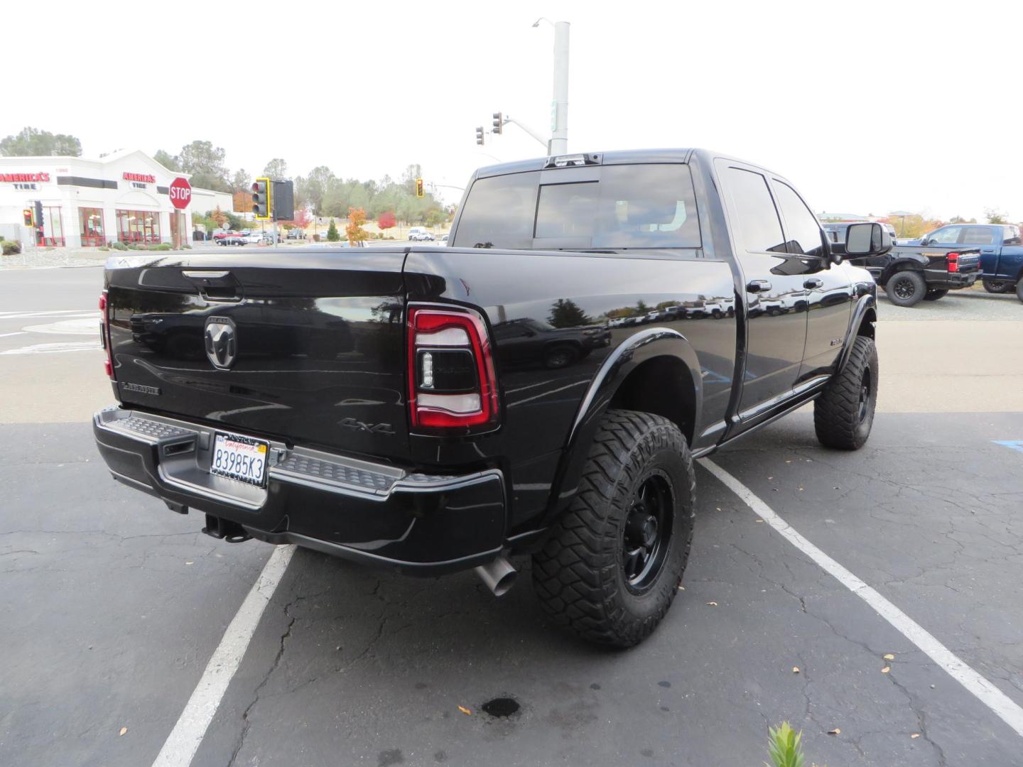 2022 BLACK /BLACK RAM 2500 Laramie Crew Cab SWB 4WD (3C6UR5FLXNG) with an 6.7L L6 OHV 24V TURBO DIESEL engine, 6A transmission, located at 2630 Grass Valley Highway, Auburn, CA, 95603, (530) 508-5100, 38.937893, -121.095482 - Features - Carli leveling kit, Fox shocks, Method Standard wheels, Maxxis tires, and window tint. - Photo#4