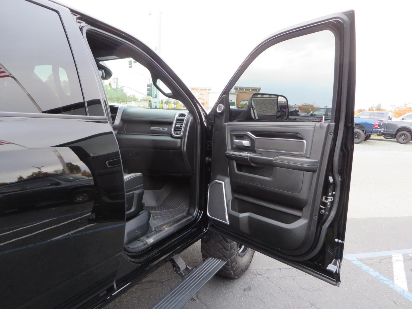 2022 BLACK /BLACK RAM 2500 Laramie Crew Cab SWB 4WD (3C6UR5FLXNG) with an 6.7L L6 OHV 24V TURBO DIESEL engine, 6A transmission, located at 2630 Grass Valley Highway, Auburn, CA, 95603, (530) 508-5100, 38.937893, -121.095482 - Features - Carli leveling kit, Fox shocks, Method Standard wheels, Maxxis tires, and window tint. - Photo#57