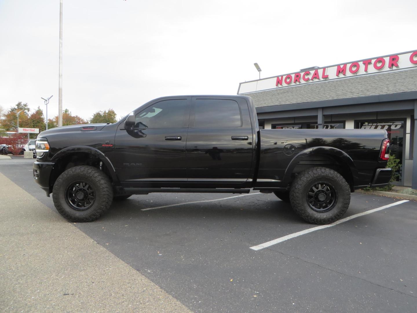 2022 BLACK /BLACK RAM 2500 Laramie Crew Cab SWB 4WD (3C6UR5FLXNG) with an 6.7L L6 OHV 24V TURBO DIESEL engine, 6A transmission, located at 2630 Grass Valley Highway, Auburn, CA, 95603, (530) 508-5100, 38.937893, -121.095482 - Features - Carli leveling kit, Fox shocks, Method Standard wheels, Maxxis tires, and window tint. - Photo#7