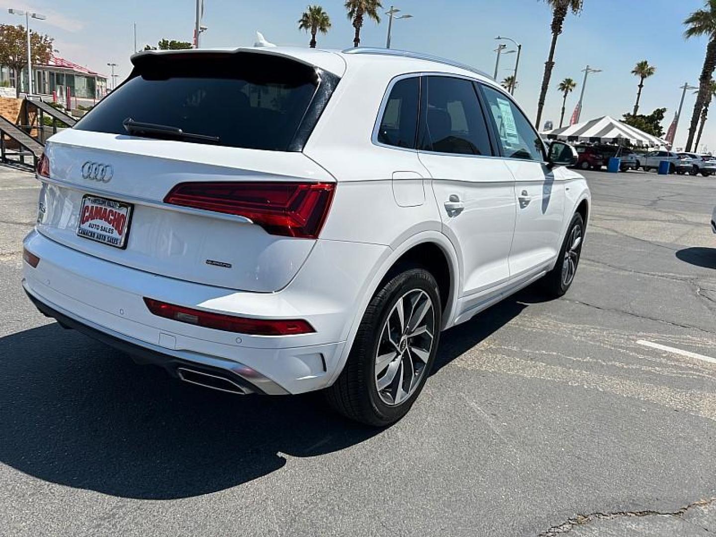 2022 WHITE Audi Q5 (WA1EAAFYXN2) with an 4-Cyl Turbo 2.0L Hybrid engine, Automatic 7-Spd w/Dual-Clutch and S tronic transmission, located at 412 Auto Vista Drive, Palmdale, 93551, (661) 945-0620, 34.592636, -118.136681 - Photo#2