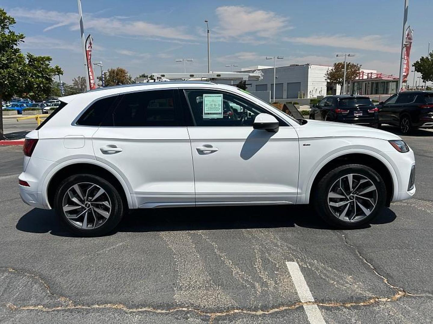 2022 WHITE Audi Q5 (WA1EAAFYXN2) with an 4-Cyl Turbo 2.0L Hybrid engine, Automatic 7-Spd w/Dual-Clutch and S tronic transmission, located at 412 Auto Vista Drive, Palmdale, 93551, (661) 945-0620, 34.592636, -118.136681 - Photo#7