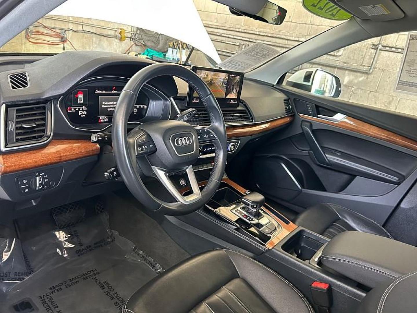 2022 WHITE Audi Q5 (WA1EAAFYXN2) with an 4-Cyl Turbo 2.0L Hybrid engine, Automatic 7-Spd w/Dual-Clutch and S tronic transmission, located at 412 Auto Vista Drive, Palmdale, 93551, (661) 945-0620, 34.592636, -118.136681 - Photo#21