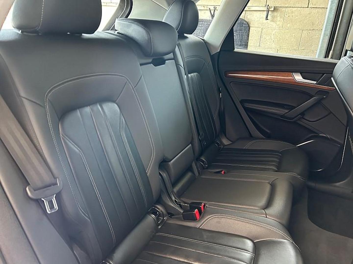 2022 WHITE Audi Q5 (WA1EAAFYXN2) with an 4-Cyl Turbo 2.0L Hybrid engine, Automatic 7-Spd w/Dual-Clutch and S tronic transmission, located at 412 Auto Vista Drive, Palmdale, 93551, (661) 945-0620, 34.592636, -118.136681 - Photo#22