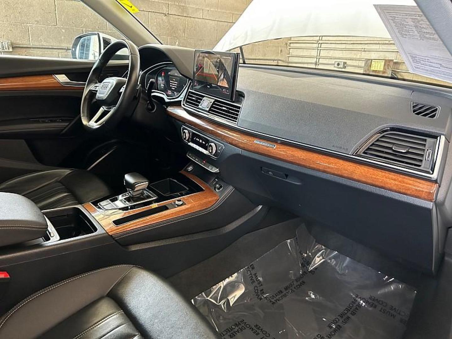 2022 WHITE Audi Q5 (WA1EAAFYXN2) with an 4-Cyl Turbo 2.0L Hybrid engine, Automatic 7-Spd w/Dual-Clutch and S tronic transmission, located at 412 Auto Vista Drive, Palmdale, 93551, (661) 945-0620, 34.592636, -118.136681 - Photo#23