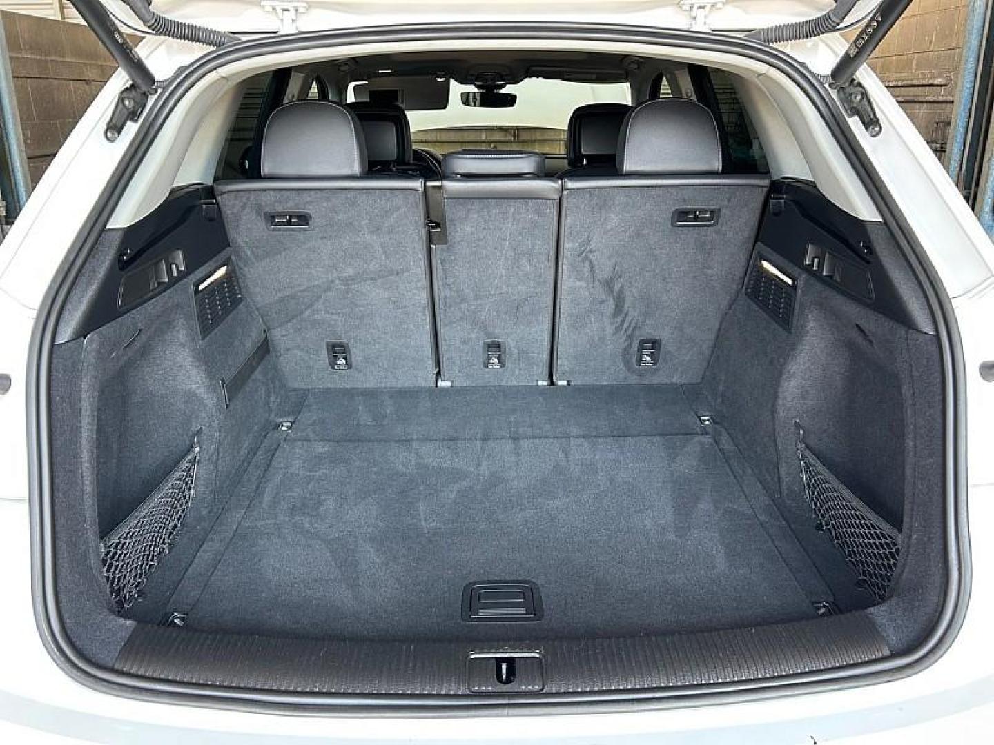 2022 WHITE Audi Q5 (WA1EAAFYXN2) with an 4-Cyl Turbo 2.0L Hybrid engine, Automatic 7-Spd w/Dual-Clutch and S tronic transmission, located at 412 Auto Vista Drive, Palmdale, 93551, (661) 945-0620, 34.592636, -118.136681 - Photo#27