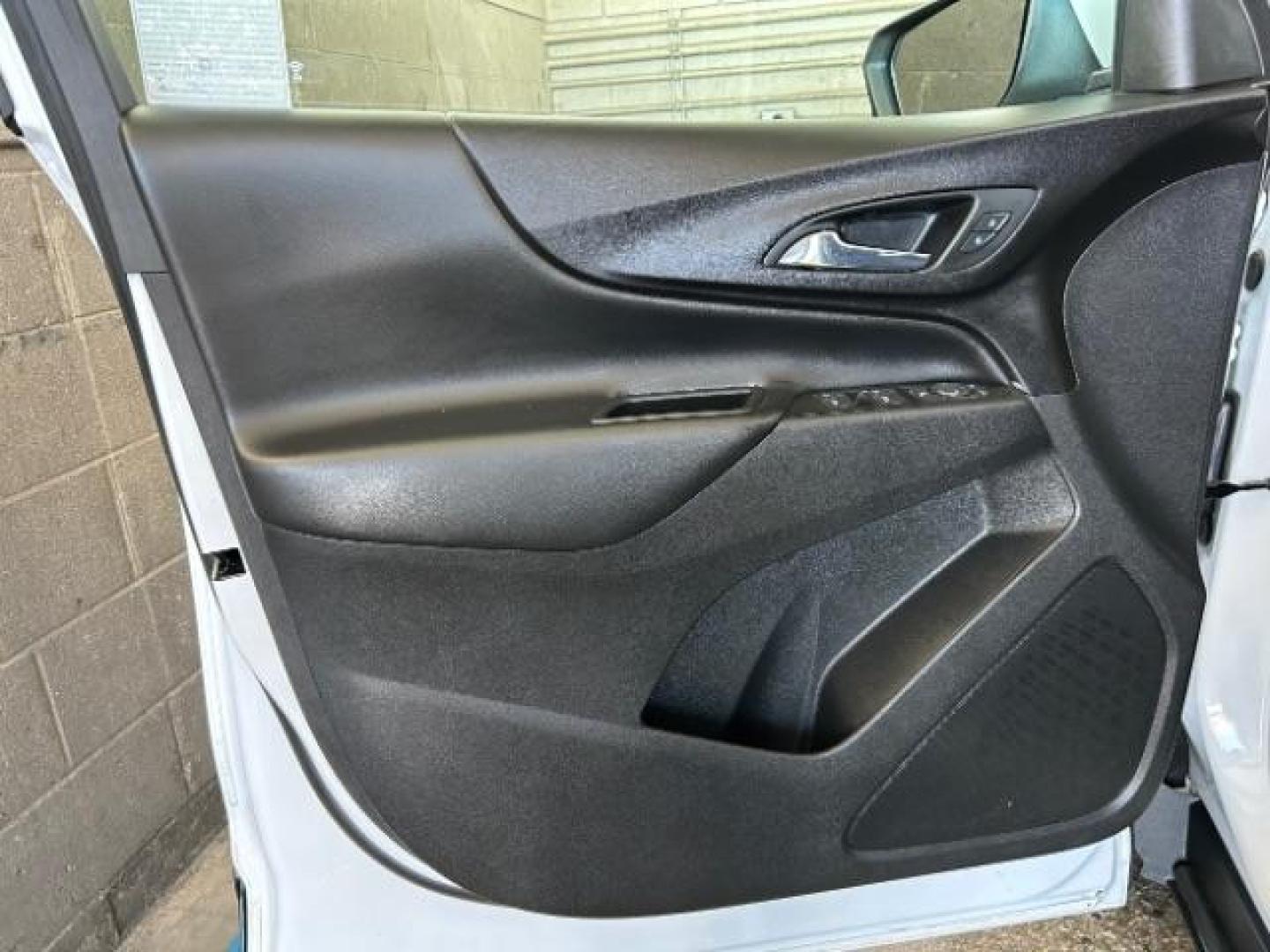2022 WHITE Chevrolet Equinox (3GNAXUEV1NL) with an 4-Cyl Turbo 1.5 Liter engine, Automatic 6-Spd w/Overdrive transmission, located at 412 Auto Vista Drive, Palmdale, 93551, (661) 945-0620, 34.592636, -118.136681 - Photo#16