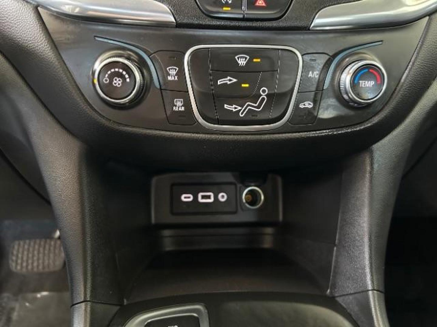 2022 WHITE Chevrolet Equinox (3GNAXUEV1NL) with an 4-Cyl Turbo 1.5 Liter engine, Automatic 6-Spd w/Overdrive transmission, located at 412 Auto Vista Drive, Palmdale, 93551, (661) 945-0620, 34.592636, -118.136681 - Photo#19