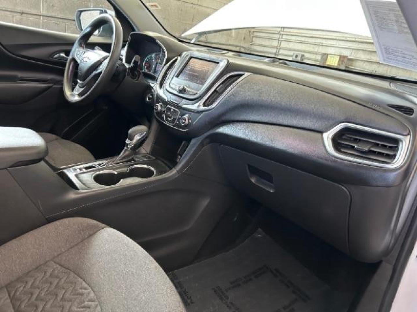 2022 WHITE Chevrolet Equinox (3GNAXUEV1NL) with an 4-Cyl Turbo 1.5 Liter engine, Automatic 6-Spd w/Overdrive transmission, located at 412 Auto Vista Drive, Palmdale, 93551, (661) 945-0620, 34.592636, -118.136681 - Photo#27