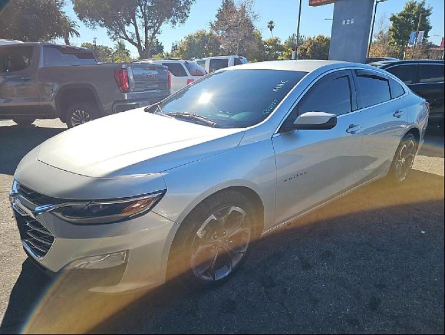 2022 silver Chevrolet Malibu (1G1ZD5ST3NF) with an 4-Cyl Turbo 1.5 Liter engine, Automatic CVT transmission, located at 412 Auto Vista Drive, Palmdale, 93551, (661) 945-0620, 34.592636, -118.136681 - Photo#3