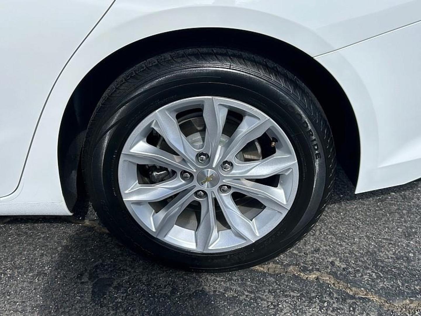 2022 WHITE Chevrolet Malibu (1G1ZD5ST9NF) with an 4-Cyl Turbo 1.5 Liter engine, Automatic CVT transmission, located at 412 Auto Vista Drive, Palmdale, 93551, (661) 945-0620, 34.592636, -118.136681 - Photo#11