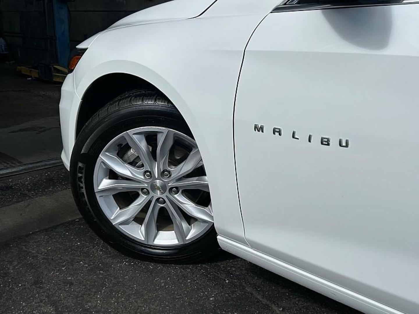 2022 WHITE Chevrolet Malibu (1G1ZD5ST9NF) with an 4-Cyl Turbo 1.5 Liter engine, Automatic CVT transmission, located at 412 Auto Vista Drive, Palmdale, 93551, (661) 945-0620, 34.592636, -118.136681 - Photo#14