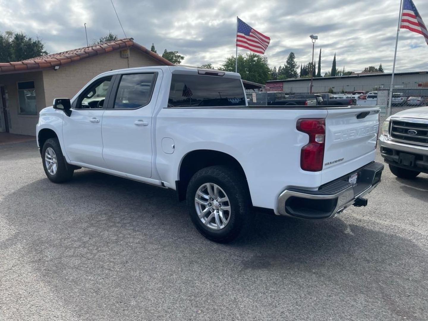 2022 Summit White Chevrolet Silverado 1500 Limited LT (3GCUYDET0NG) with an 3.0L Duramax 3.0L Diesel Turbo I6 277hp 460ft. lbs. Common Rail Direct Injection engine, 10-Speed Shiftable Automatic transmission, located at 800 Riverside Ave, Roseville, CA, 95678, 916-773-4549 & Toll Free: 866-719-4393, 38.732265, -121.291039 - DURAMAX DIESEL CREW CAB 4X4 LT ONE OWNER CLEAN CARFAX - Photo#3