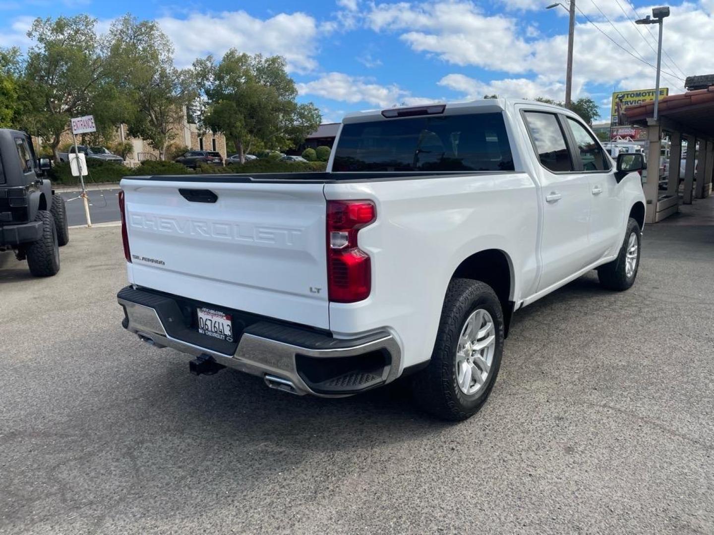 2022 Summit White Chevrolet Silverado 1500 Limited LT (3GCUYDET0NG) with an 3.0L Duramax 3.0L Diesel Turbo I6 277hp 460ft. lbs. Common Rail Direct Injection engine, 10-Speed Shiftable Automatic transmission, located at 800 Riverside Ave, Roseville, CA, 95678, 916-773-4549 & Toll Free: 866-719-4393, 38.732265, -121.291039 - DURAMAX DIESEL CREW CAB 4X4 LT ONE OWNER CLEAN CARFAX - Photo#4