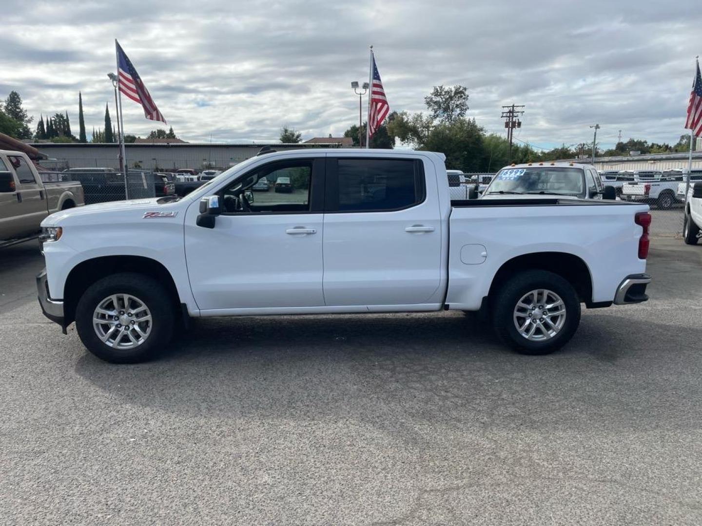 2022 Summit White Chevrolet Silverado 1500 Limited LT (3GCUYDET0NG) with an 3.0L Duramax 3.0L Diesel Turbo I6 277hp 460ft. lbs. Common Rail Direct Injection engine, 10-Speed Shiftable Automatic transmission, located at 800 Riverside Ave, Roseville, CA, 95678, 916-773-4549 & Toll Free: 866-719-4393, 38.732265, -121.291039 - DURAMAX DIESEL CREW CAB 4X4 LT ONE OWNER CLEAN CARFAX - Photo#5