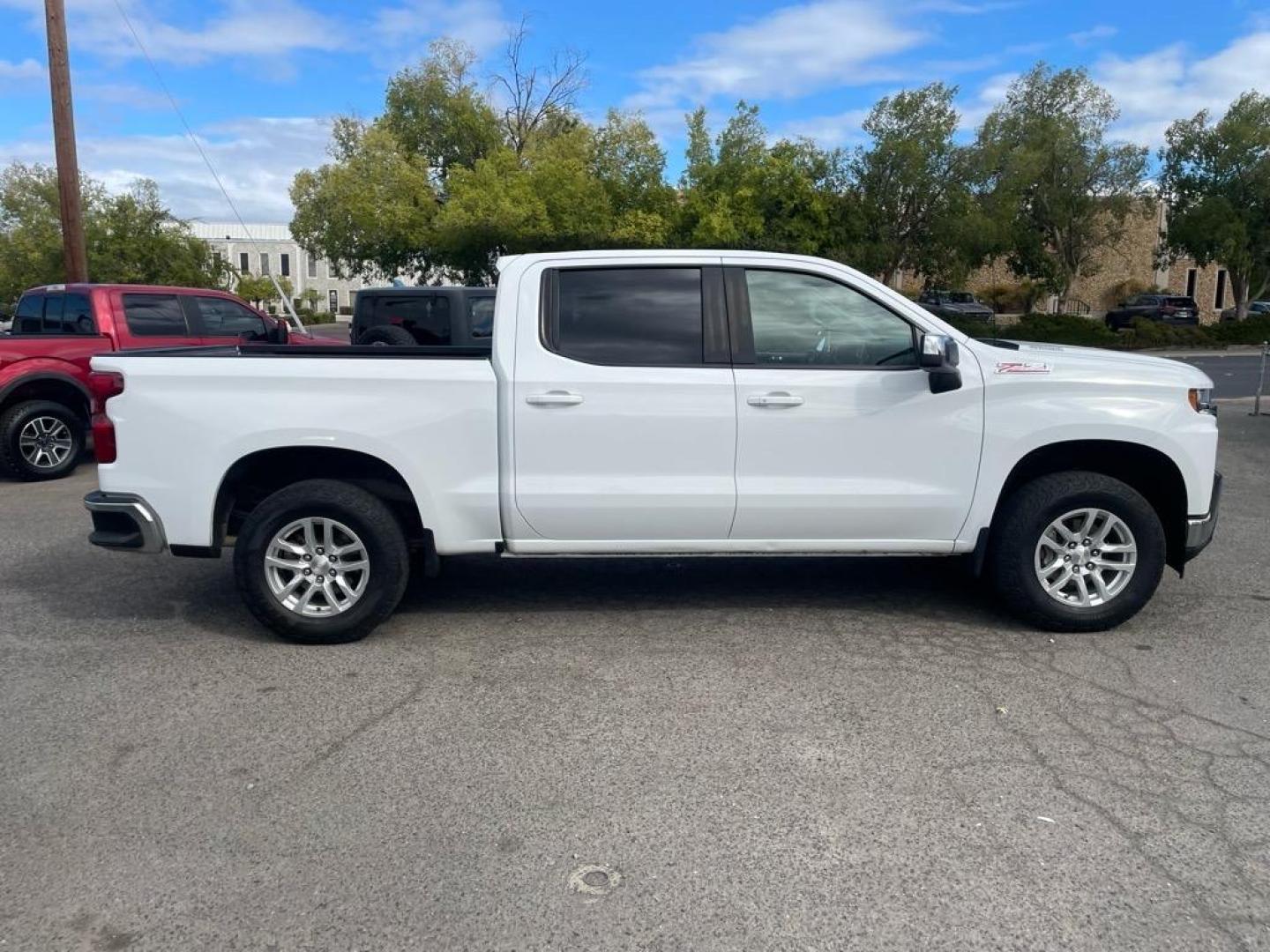 2022 Summit White Chevrolet Silverado 1500 Limited LT (3GCUYDET0NG) with an 3.0L Duramax 3.0L Diesel Turbo I6 277hp 460ft. lbs. Common Rail Direct Injection engine, 10-Speed Shiftable Automatic transmission, located at 800 Riverside Ave, Roseville, CA, 95678, 916-773-4549 & Toll Free: 866-719-4393, 38.732265, -121.291039 - DURAMAX DIESEL CREW CAB 4X4 LT ONE OWNER CLEAN CARFAX - Photo#6