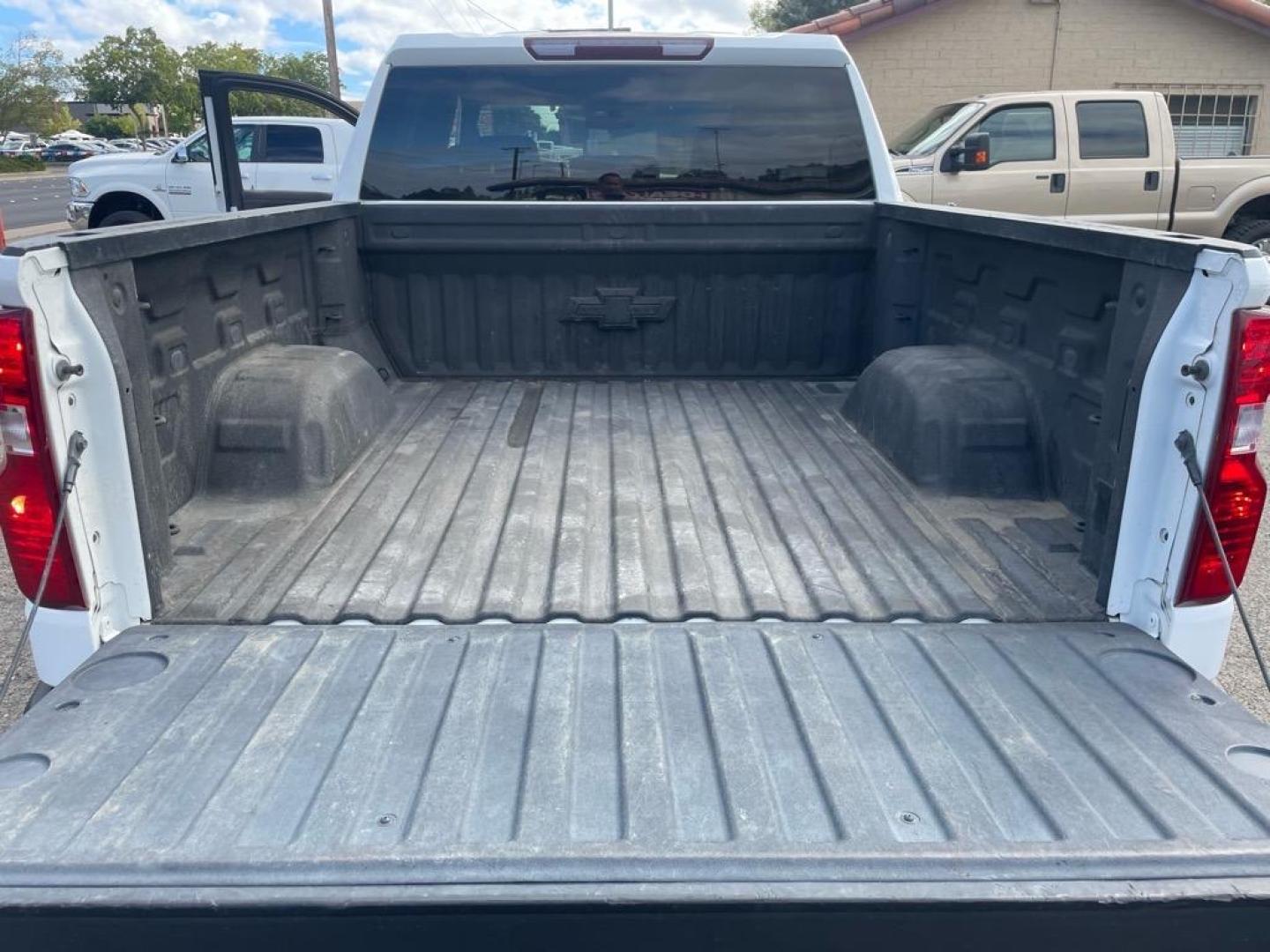 2022 Summit White Chevrolet Silverado 1500 Limited LT (3GCUYDET0NG) with an 3.0L Duramax 3.0L Diesel Turbo I6 277hp 460ft. lbs. Common Rail Direct Injection engine, 10-Speed Shiftable Automatic transmission, located at 800 Riverside Ave, Roseville, CA, 95678, 916-773-4549 & Toll Free: 866-719-4393, 38.732265, -121.291039 - DURAMAX DIESEL CREW CAB 4X4 LT ONE OWNER CLEAN CARFAX - Photo#10
