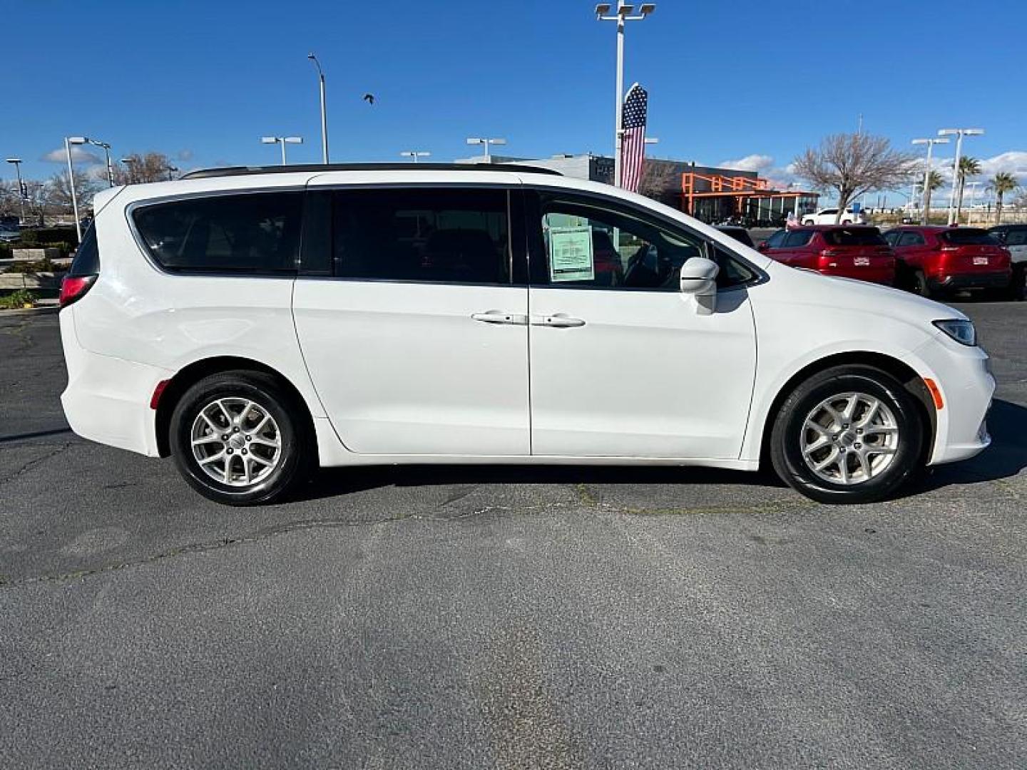 2022 WHITE Chrysler Pacifica (2C4RC1BG5NR) with an V6 3.6 Liter engine, Automatic 9-Spd transmission, located at 412 Auto Vista Drive, Palmdale, 93551, (661) 945-0620, 34.592636, -118.136681 - Photo#6