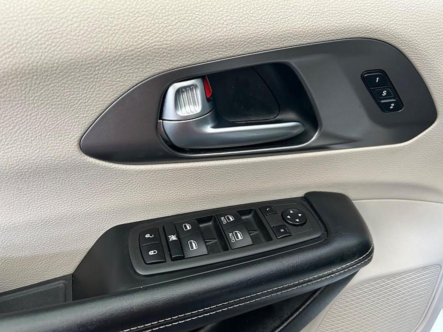2022 WHITE Chrysler Pacifica (2C4RC1BG5NR) with an V6 3.6 Liter engine, Automatic 9-Spd transmission, located at 412 Auto Vista Drive, Palmdale, 93551, (661) 945-0620, 34.592636, -118.136681 - Photo#27